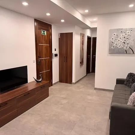 Apartamento 2 Which Is Luxurious Yet Affordable ! *